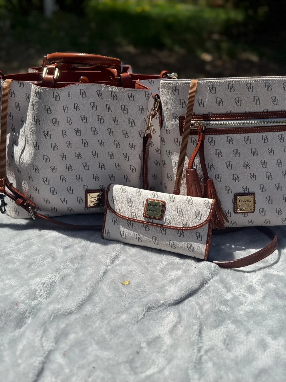 Dooney & Bourke Cream Signature Logo Greta continent Wallet & bags - Picture 1 of 12